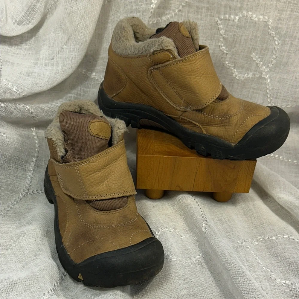 Keen leather ankle booties stamped sz 4